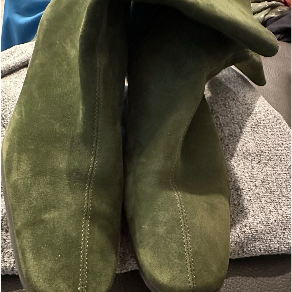 Green suede Aerosoles women's boots used good condition but as shown in picture